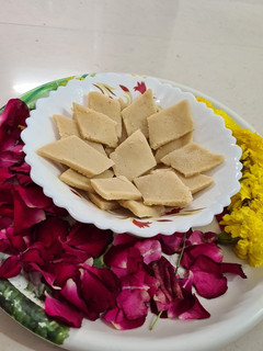 કાજુ કતરી (Kaju Katli Recipe in Gujarati) રેસીપી મુખ્ય ફોટો