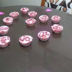 Una foto de Cheesecake de fresa tipo cupcake