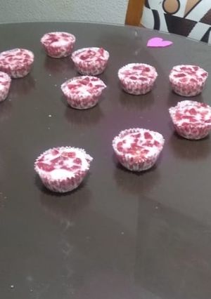 Una foto de Cheesecake de fresa tipo cupcake
