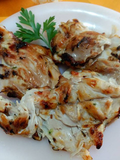 Una foto de Muslos y contramuslos de pollo, deshuesados a la brasa