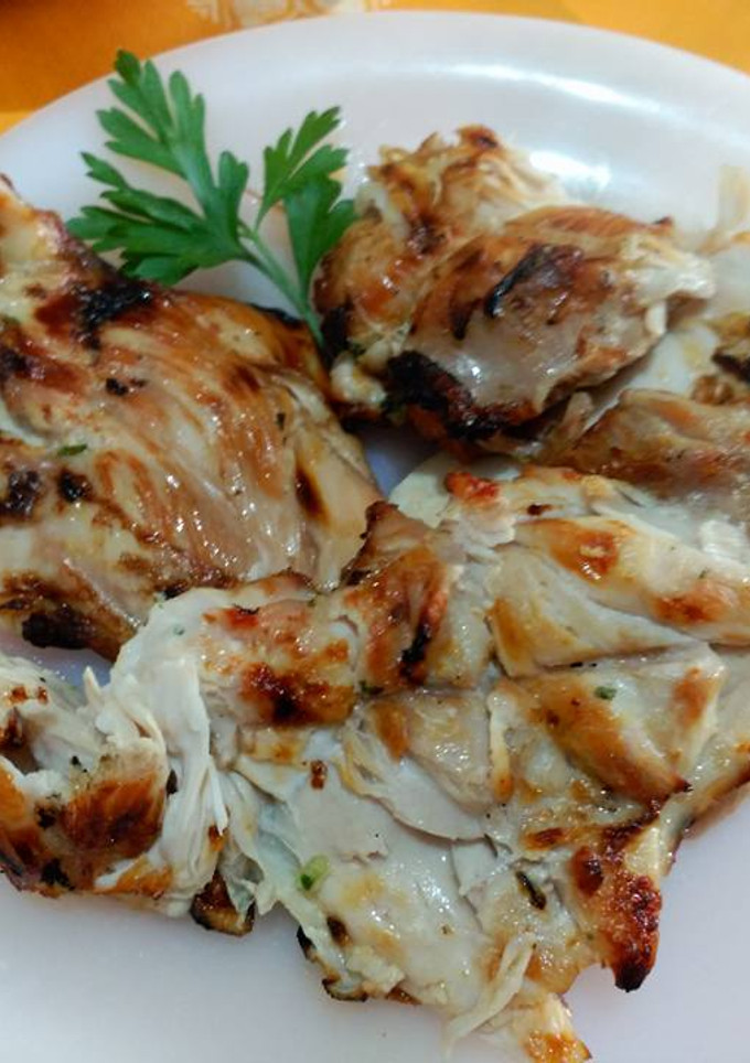 Una foto de Muslos y contramuslos de pollo, deshuesados a la brasa