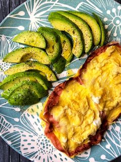 Una foto de Tortilla milhojas de jamón de York en microondas con Lékué