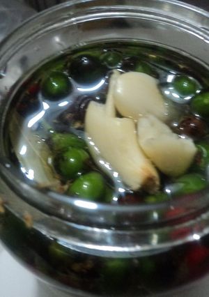 Una foto de Ajos al chile piquín y especias. Ajos al escabeche las correa. México