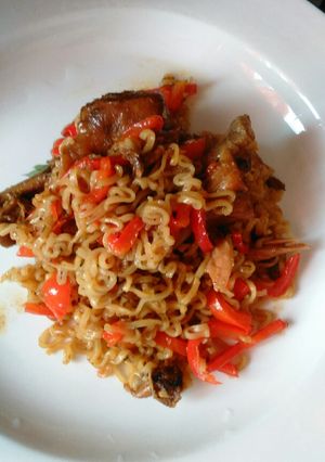 Una foto de Ramen o fideos chinos con pollo