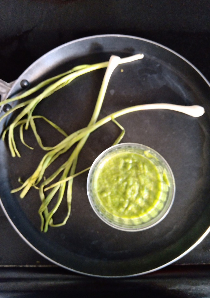 લીલા લસણ મરચા ની ચટણી (Green Garlic Marcha Chutney Recipe In Gujarati) રેસીપી મુખ્ય ફોટો