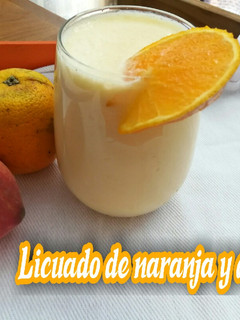 Una foto de Licuado de naranja y duraznos