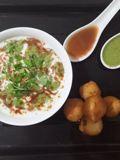 सूजी के दही बड़े (Suji ke dahi bade recipe in hindi) रेसिपी मुख्य फोटो