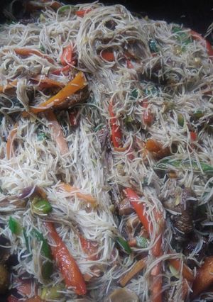 Una foto de Fideos de arroz salteados con carne y verduras