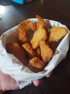 Una foto de Formitas de pollo con papas fritas