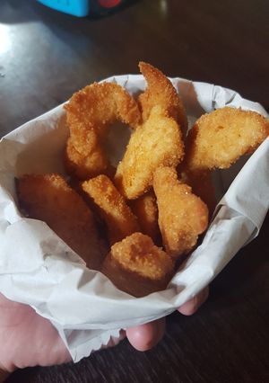 Una foto de Formitas de pollo con papas fritas