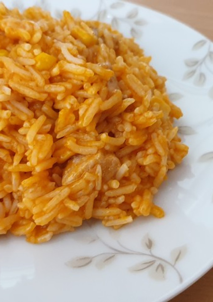 Una foto de Arroz con tacos de cerdo