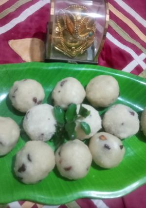 रव्याचे लाडू(मराठवाडा स्पेशल) (ravyache ladoo recipe in marathi) रेसिपी चे मुख्य फोटो 
