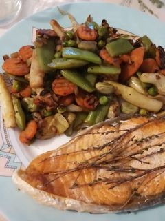 Una foto de Menestra al vino con salmón al tomillo