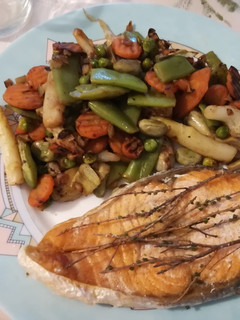Una foto de Menestra al vino con salmón al tomillo