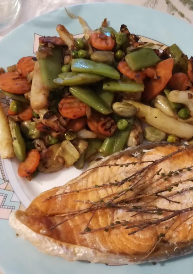 Una foto de Menestra al vino con salmón al tomillo