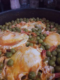 Foto de Ervilhas com bacon e ovos escalfados