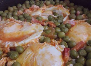 Foto de Ervilhas com bacon e ovos escalfados