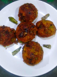 आलू टिक्की (aloo tikki recipe in Hindi) रेसिपी मुख्य फोटो