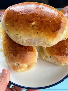 A picture of Fluffy Garlic Bread Roll.