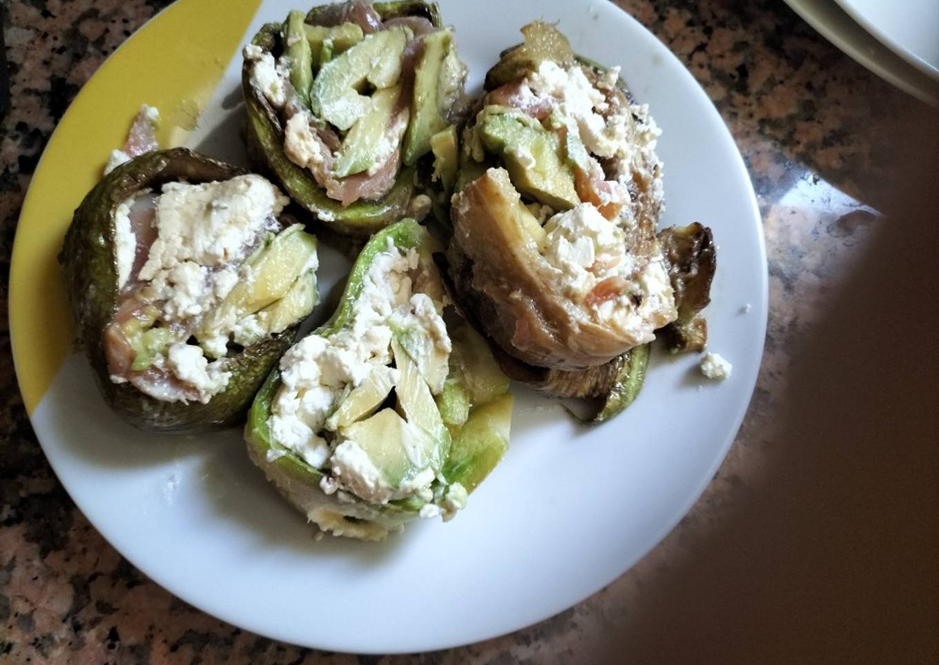 Rollitos de calabacín de salmón queso y aguacate