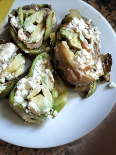 Una foto de Rollitos de calabacín de salmón queso y aguacate