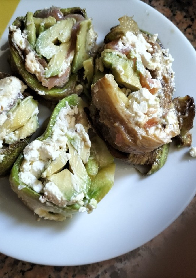 Una foto de Rollitos de calabacín de salmón queso y aguacate