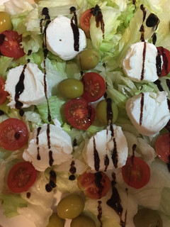 Una foto de Ensalada con queso de cabra de miel