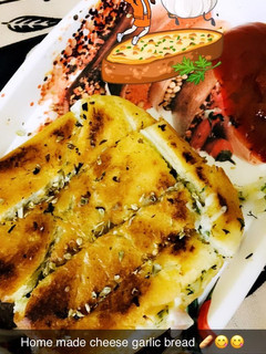 ગાર્લિક બ્રેડ (Garlic Bread Recipe In Gujarati) રેસીપી મુખ્ય ફોટો