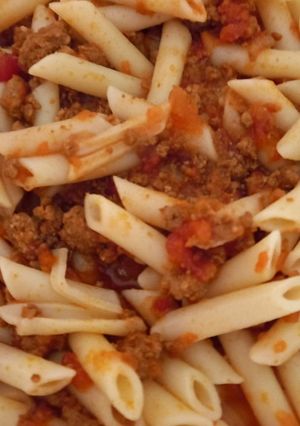 Una foto de Macarrones a la boloñesa