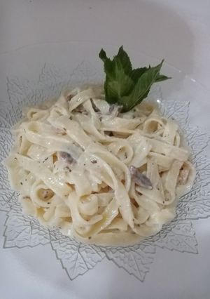 O poză a rețetei Tagliatelle-Paste făinoase cu ciuperci, smântâna și busuioc.