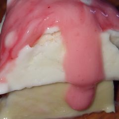 A picture of Mango vanilla mixed fruti jam Curd ice cream.