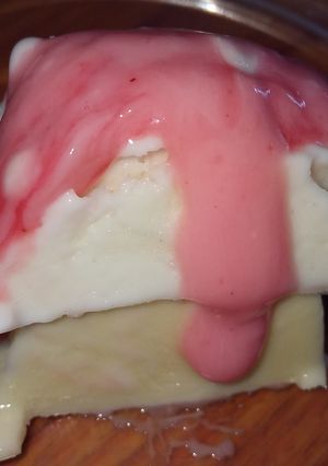 A picture of Mango vanilla mixed fruti jam Curd ice cream.