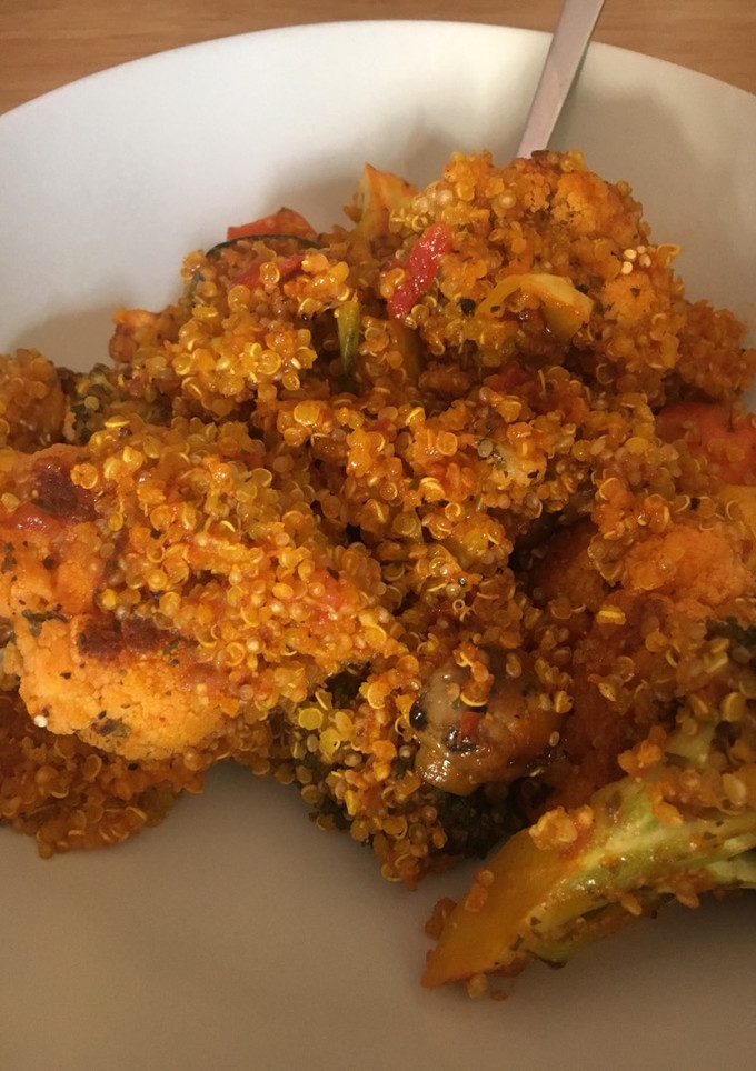 Una foto de Paella de quinoa vegana