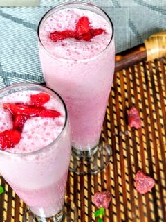 स्ट्रॉबेरी शेक (Strawberry Shake recipe in Hindi) रेसिपी मुख्य फोटो