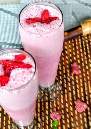 स्ट्रॉबेरी शेक (Strawberry Shake recipe in Hindi) रेसिपी मुख्य फोटो