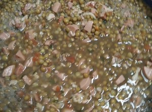 Una foto de Lentejas con salchicha y tocino