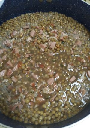 Una foto de Lentejas con salchicha y tocino