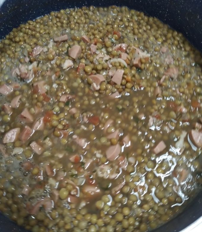 Una foto de Lentejas con salchicha y tocino