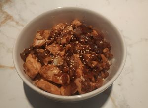 Foto principal de Atún a la plancha con salsa de soja, teriyaki y arroz