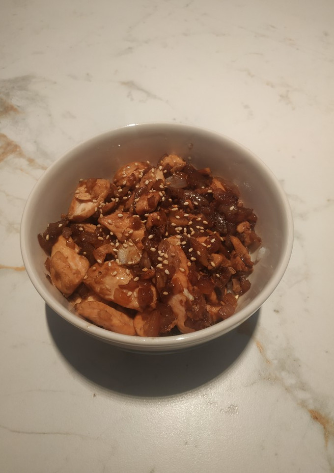 Una foto de Atún a la plancha con salsa de soja, teriyaki y arroz