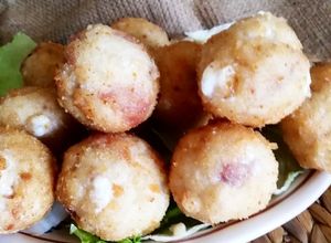 Foto di Polpette finger food di pollo con prosciutto crudo e provolone
