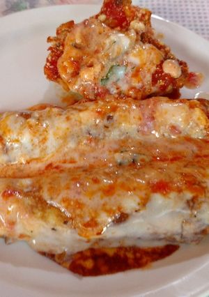 Una foto de Canelones de pollo y espinaca c/ salsa blanca