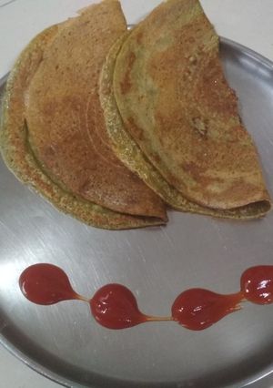 A picture of Hari moong dal chila.