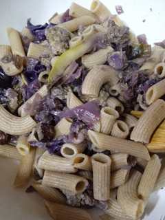 Una foto de Pasta con lombarda