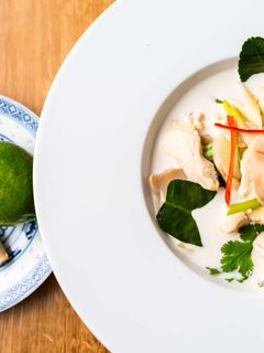 Tom Kha Gai (thai kókusztejes csirkeleves) recept fotója