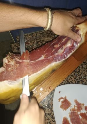 Una foto de Aperitivo de jamón serrano