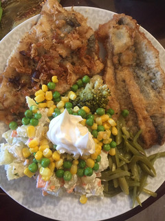 Una foto de Pescado Frito con Ensalada Surtida