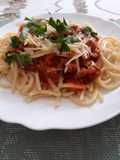 Spaghetti z mięsem mielonym i sosem
