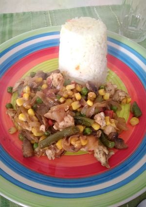 Una foto de Pollito con champiñones y Verduras