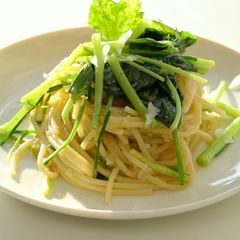 Fragrant Spring Greens Oil Pasta | Chamnamul & Dalrae Olive Oil Pasta 🌼🫒🍃 A picture of Fragrant Spring Greens Oil Pasta | Chamnamul & Dalrae Olive Oil Pasta 🌼🫒🍃.